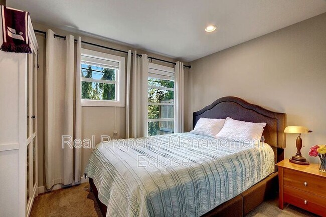 Building Photo - 7745 Sand Point Way NE