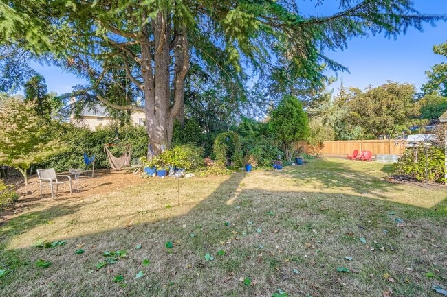 Building Photo - Bitter Lake Home