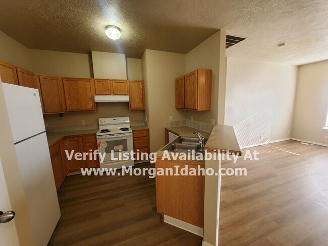 Building Photo - 2-car garage, mowing included, convenientl...