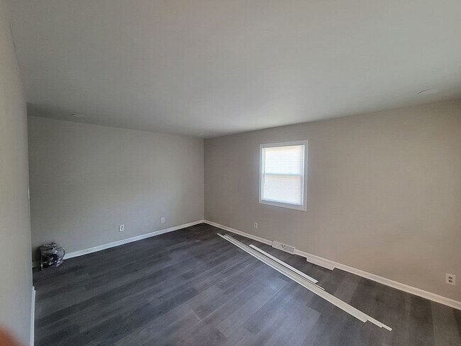 Building Photo - 3208 Shallowford Dr