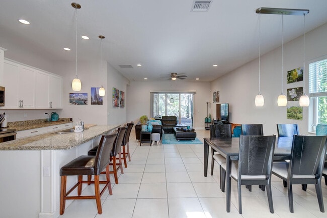 Building Photo - 495 NE Abaca Way