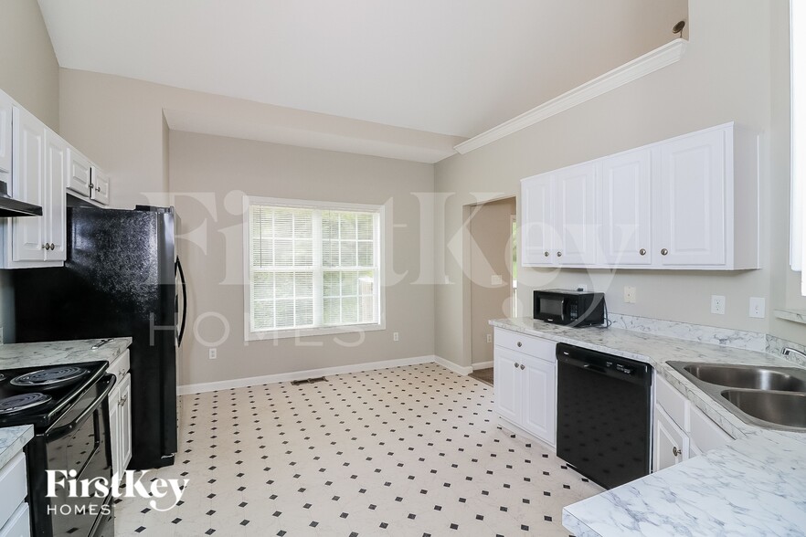 Building Photo - 5734 Newnan Cir