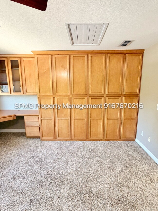 Building Photo - Beautiful 4 Bed / 3 Bath Home in Prime Roseville Location – Across from Park!