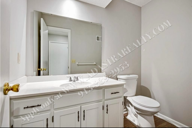 Building Photo - 3 Bed 1.5 Bath Duplex in Blue Valley Schoo...