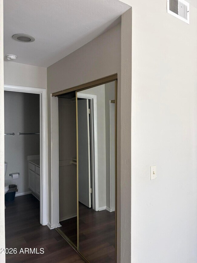 Building Photo - 930 N Mesa Dr