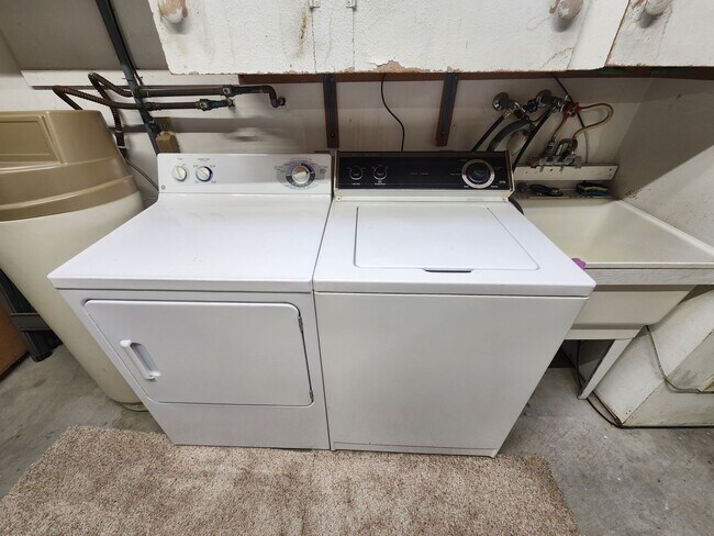 Building Photo - Adorable 2 Bed, 2 Bath Home in a 55+ Commu...