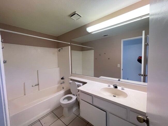 Building Photo - Charming Home in Hesperia- HOA Community- 3 Bedrooms, 2 Bathrooms, Community Park