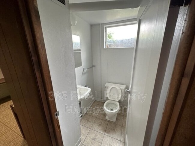 Building Photo - 2446 25th Ave