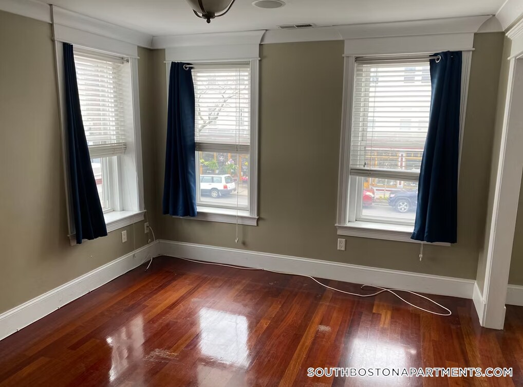 Building Photo - 632 E Broadway