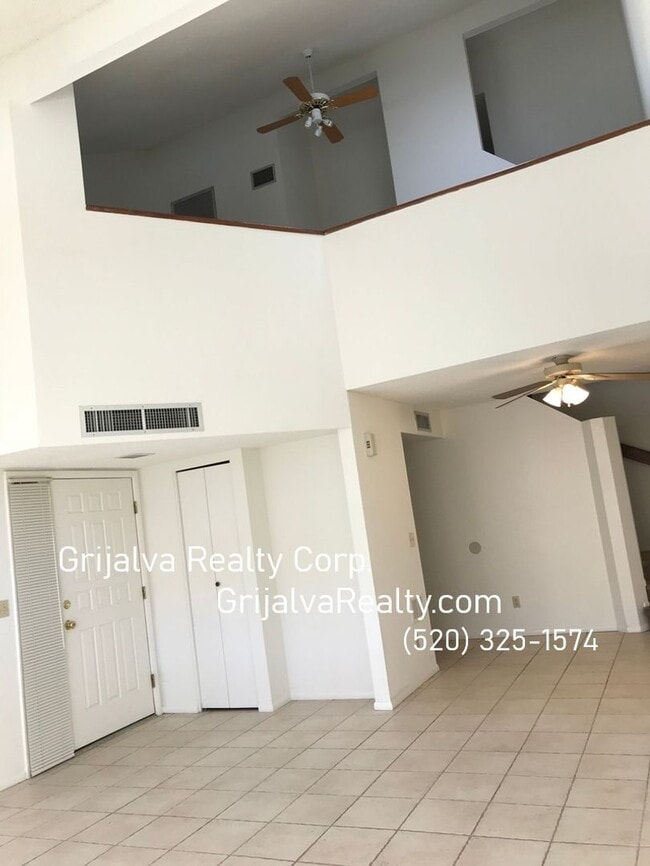 Building Photo - Beautiful Multi-story Townhouse near Tucson Racquet and Swim Club (Prince/Country Club)