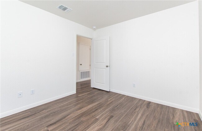 Building Photo - 5901 Betty Lou Dr