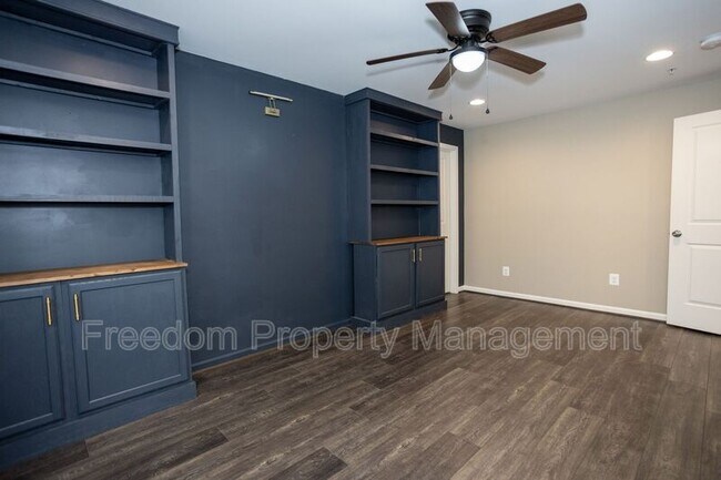 Building Photo - 2425 Morgans Point Dr