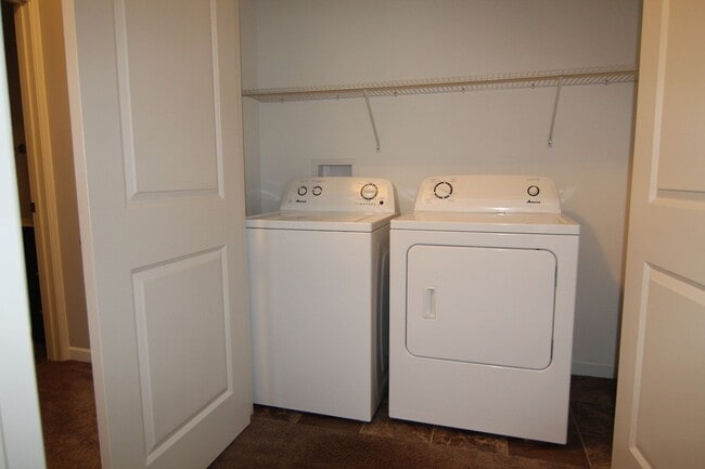 Building Photo - 4 bed/3 bath Split-foyer. Great Location!