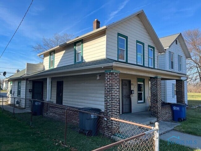 Building Photo - 1136 Oak Street