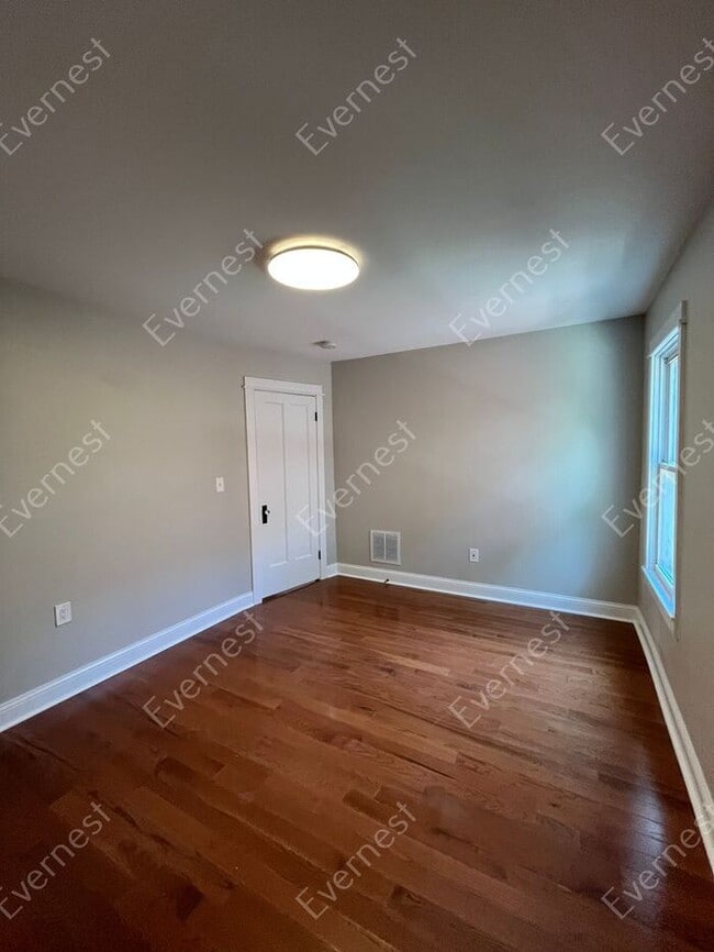 Building Photo - Charming 2-Bedroom Home with Modern Amenit...