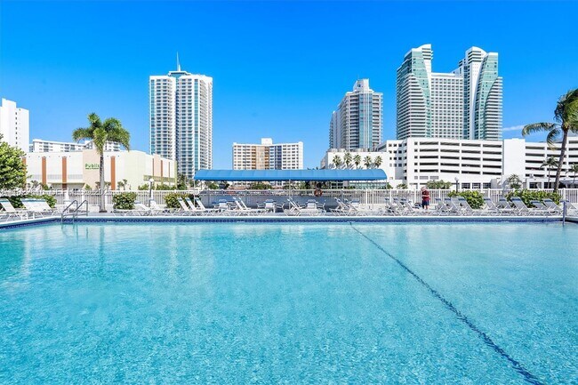 Building Photo - 600 Parkview Dr