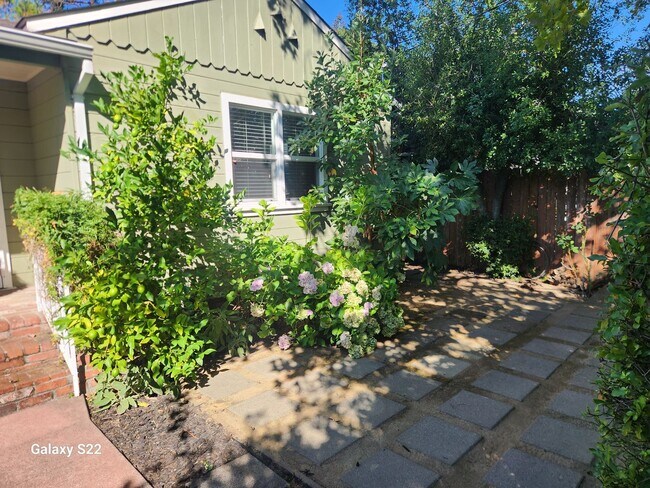 Building Photo - Beautiful 2 bedroom/1 bathroom home with a...
