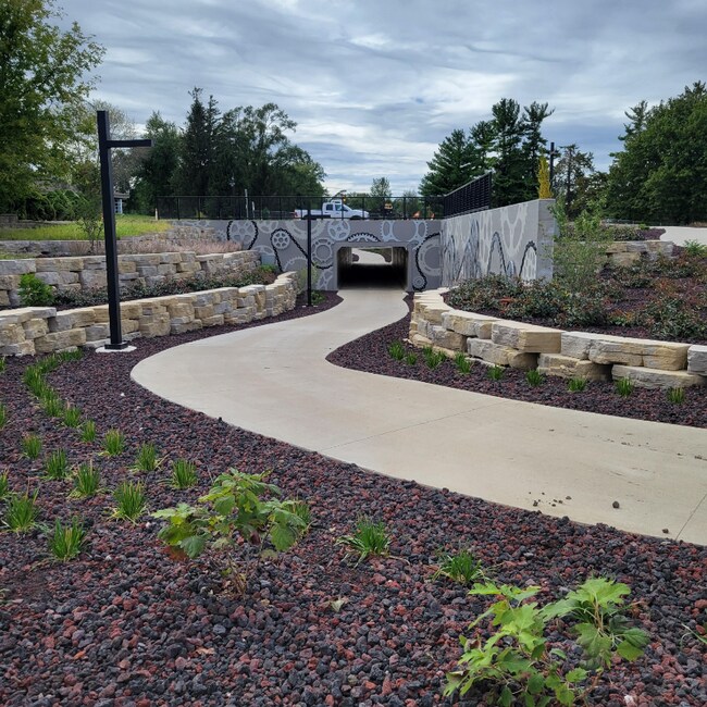 Building Photo - 209 Golfview Ct