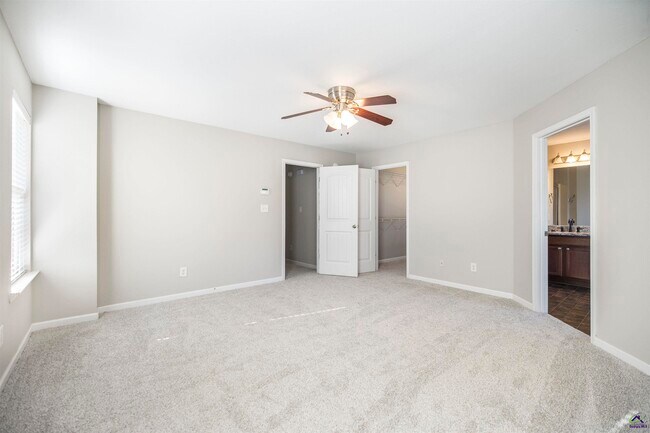 Building Photo - 104 Rosales Dr