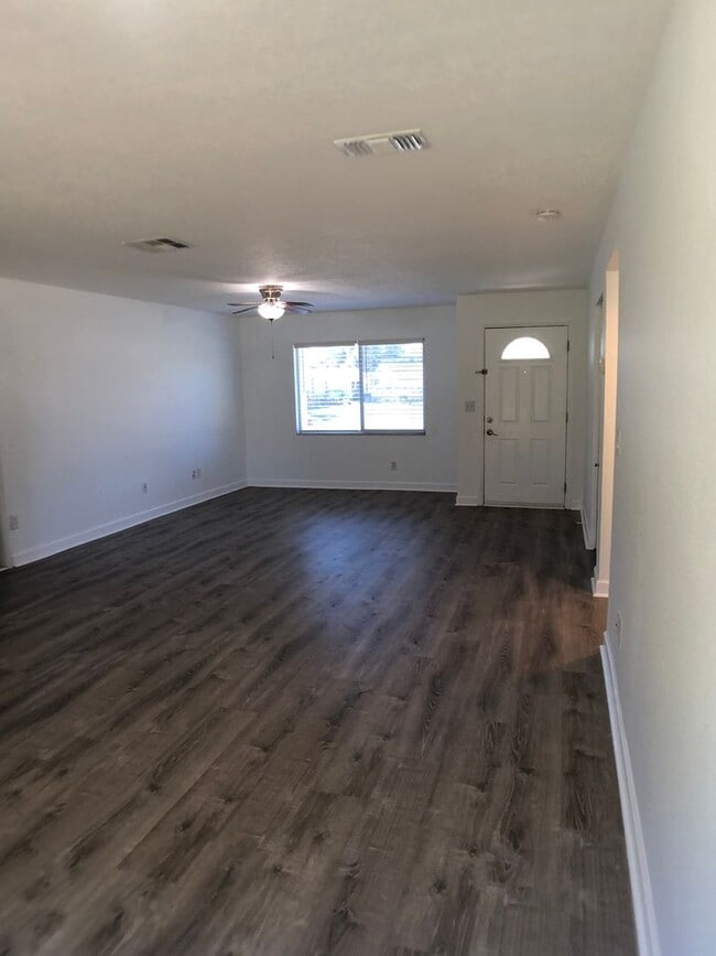 Building Photo - Countryside Cutie