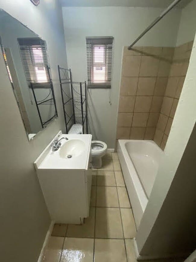 Building Photo - COME TOUR THIS NICE 2 BEDROOM 1 BATH DUPLE...