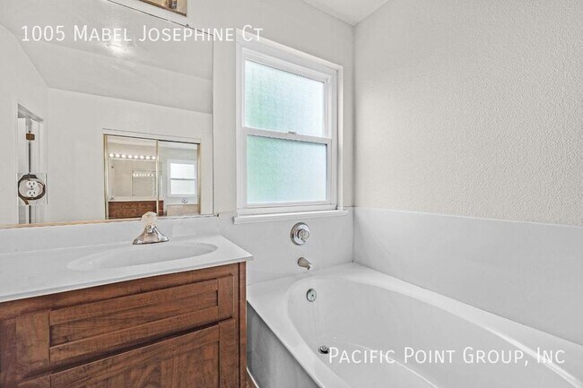 Building Photo - 1005 Mabel Josephine Ct