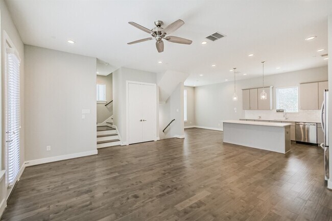 Building Photo - 1305 Mayfair Clarkson Ln