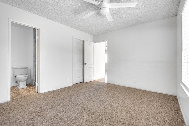 Building Photo - One Story Two Bedroom plus Den Townhouse