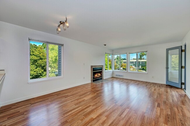 Building Photo - 2 bed 1.75 bath Apartment in Seattle