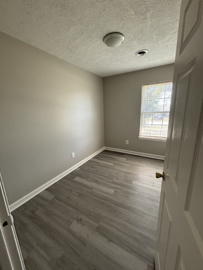 Building Photo - "Charming 3-Bedroom Home with Cozy 987 Sq Ft Living Space in Oak Grove!"