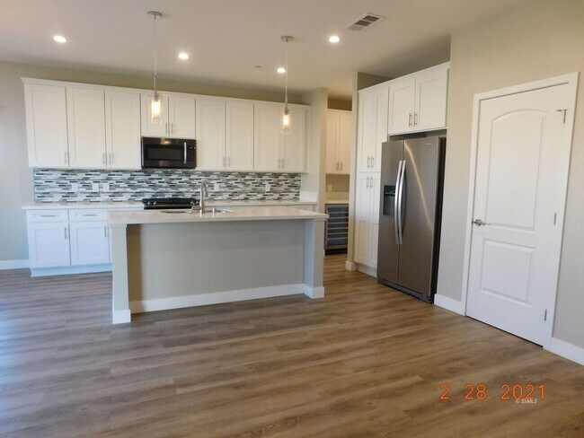 Building Photo - Beautiful 4 bed, 2.5 bath home AVAILABLE for RENT February 15th, 2026!