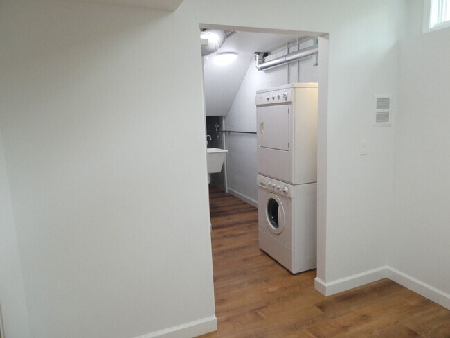 Building Photo - 3 Bedroom 2 Bath Home- Old South West