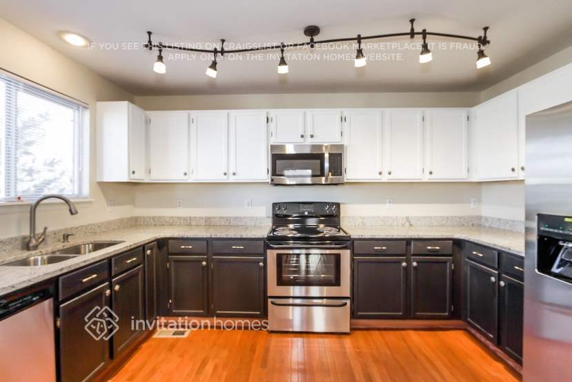 Building Photo - 4992 N Silverlace Dr