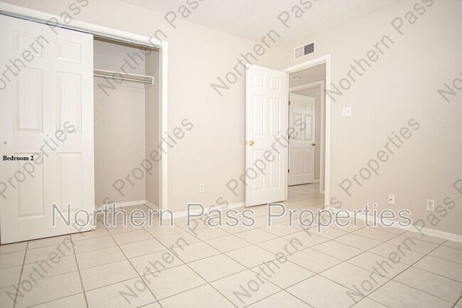 Building Photo - 216 S Schutz Dr
