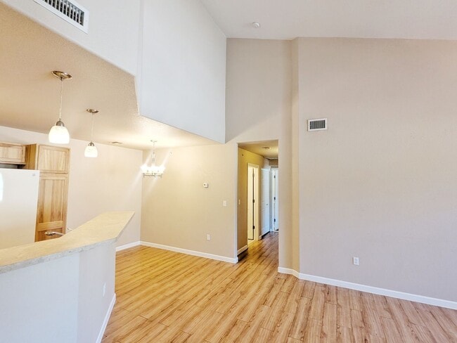 Building Photo - 2 Bedroom 2 Bath 2 Car Garage Condo in Braodmore Area