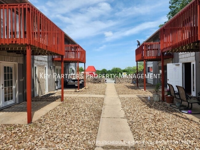 Primary Photo - 130 Warner Ave
