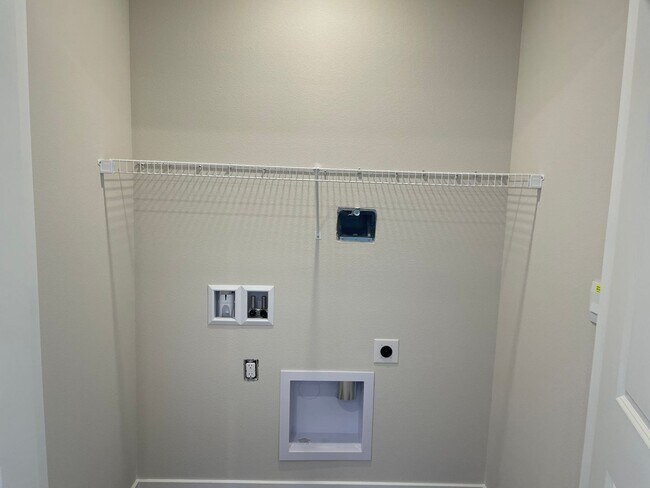 Building Photo - HALF OFF FIRST MONTHS RENT 3 Bed 2.5 Bath ...