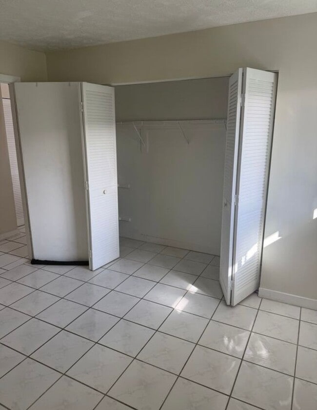 Building Photo - Private Bedroom w/ Private Bath in Spacious 1,100 Sq Ft Home – Prime Location