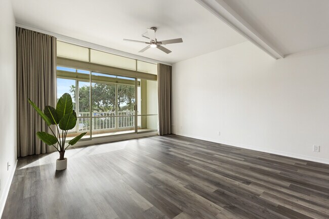Building Photo - 4600 Ocean Dr