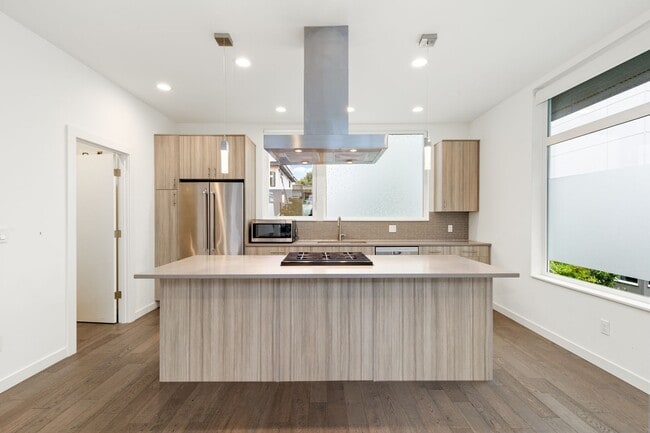 Building Photo - Gorgeous 3 Bd/2.5 Ba Seattle Townhouse