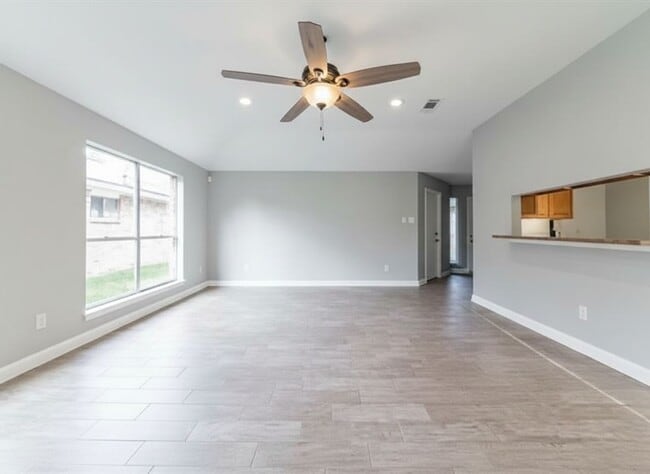 Building Photo - 2135 Collingsfield Dr