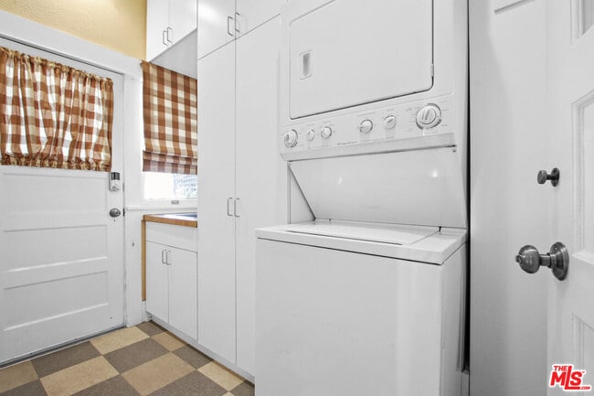 Building Photo - 617 N Plymouth Blvd