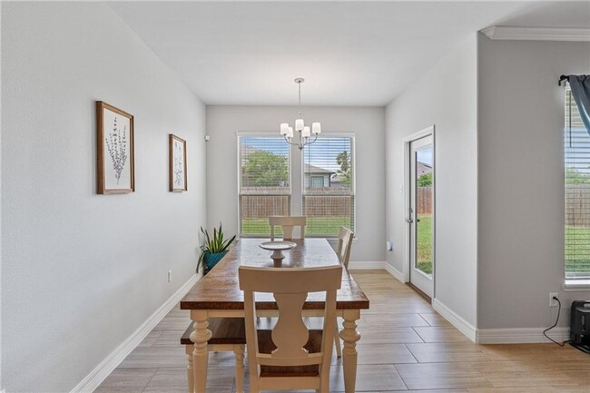 Building Photo - 7702 Dove Holw Dr