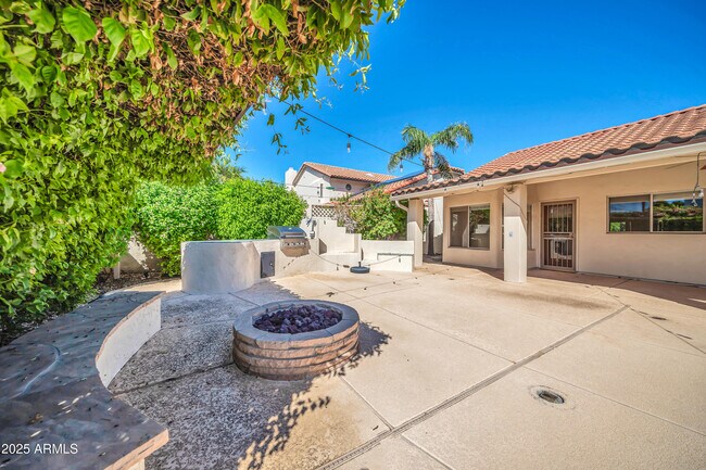 Building Photo - 5639 E Aire Libre Ave