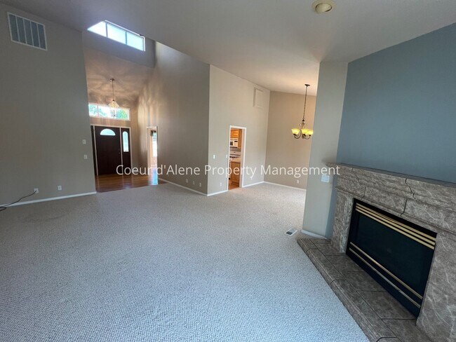 Building Photo - 2 bed, 2 bath townhouse near Avondale Golf Course!