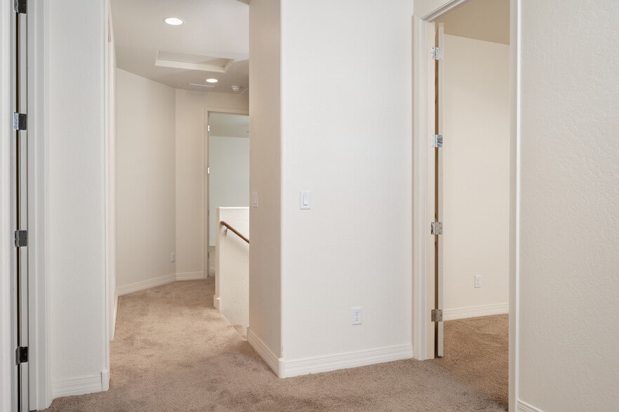 Building Photo - 2575 W Pollo Cir
