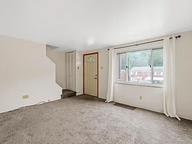Building Photo - AVAILABLE 6/1! CONVENIENTLY LOCATED 2 BEDR...