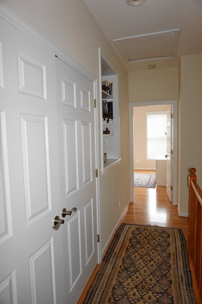 Building Photo - Charming 3Bedroom/3.5Bath Townhome in Ridg...
