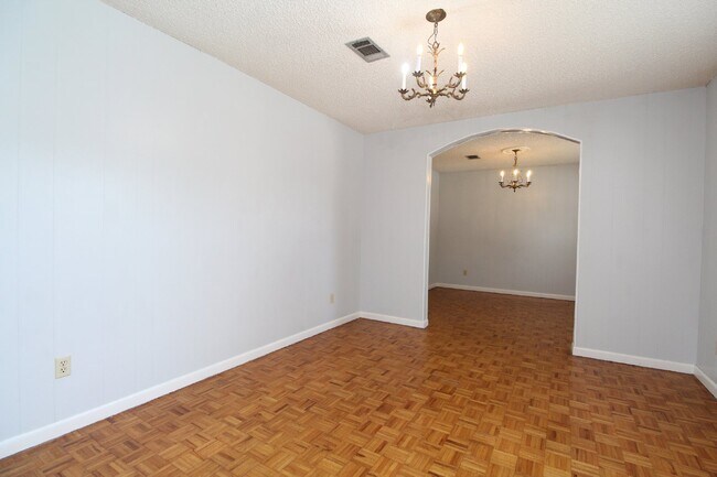 Building Photo - Beautiful 3BR Home in North Hill – Special...