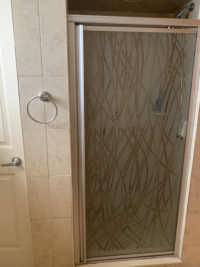 Enclosed Walk In Shower - 1168 63rd St